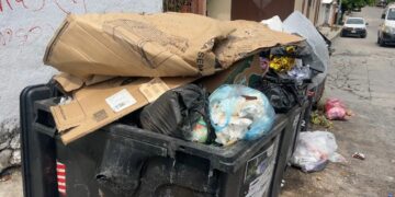 VECINOS DENUNCIAN ABANDONO. Patria Nueva, entre basura y fugas de agua