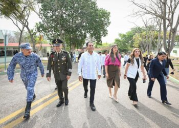 VALORES CÍVICOS. Ramírez atestigua protesta de bandera en Campo Militar