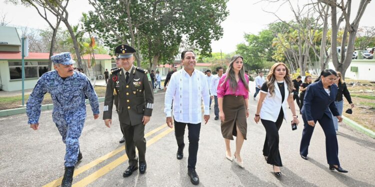 VALORES CÍVICOS. Ramírez atestigua protesta de bandera en Campo Militar