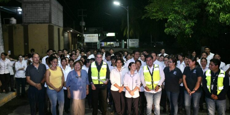Alumbrado público fortalece la paz y seguridad de estudiantes en Tapachula: Yamil Melgar