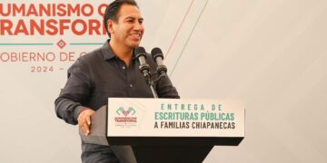 PATRIMONIO SEGURO. Gobernador entrega escrituras