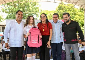 EDUARDO RAMÍREZ AGUILAR. Llevó mochilas y anunció bicicletas para 75 secundarias de Tapachula