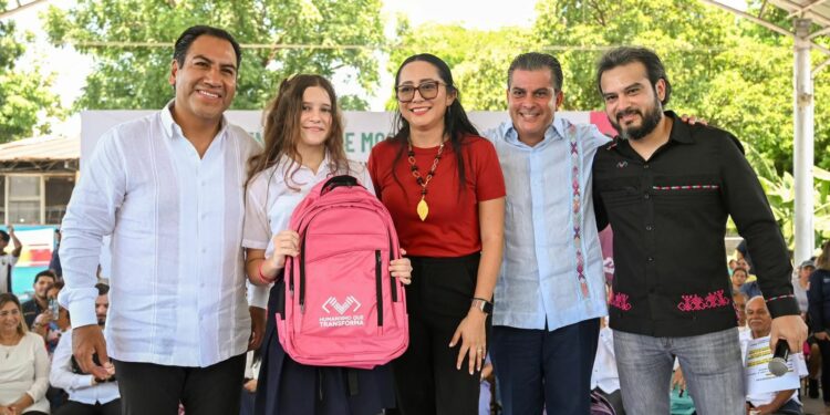 EDUARDO RAMÍREZ AGUILAR. Llevó mochilas y anunció bicicletas para 75 secundarias de Tapachula
